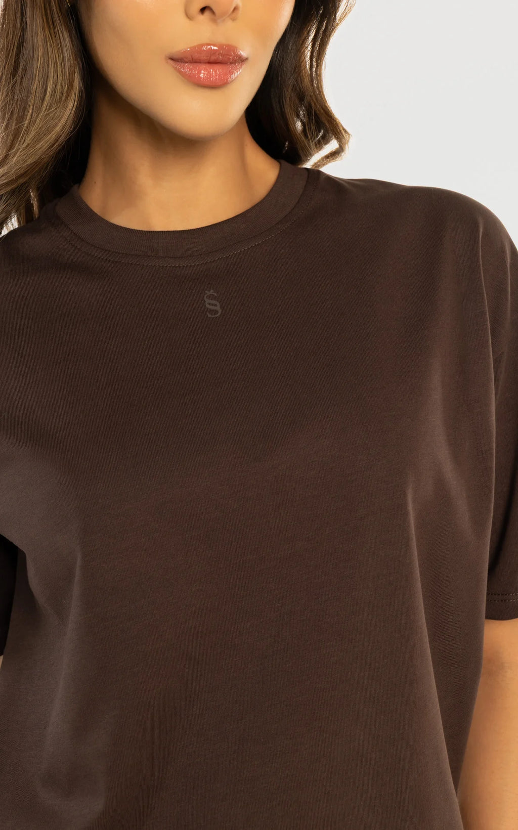 Camiseta Oversized Chocolate Cuello Rib