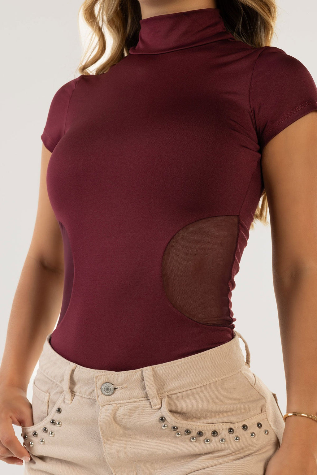 Body Vinotinto Cuello Alto con Cortes en Manga