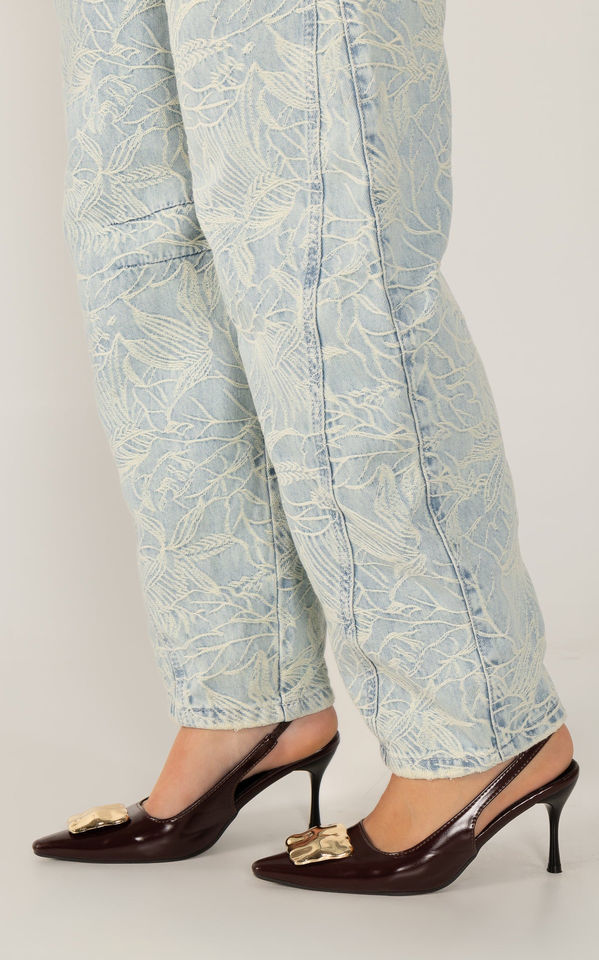Blue Balloon-Leg Jeans by Navissi