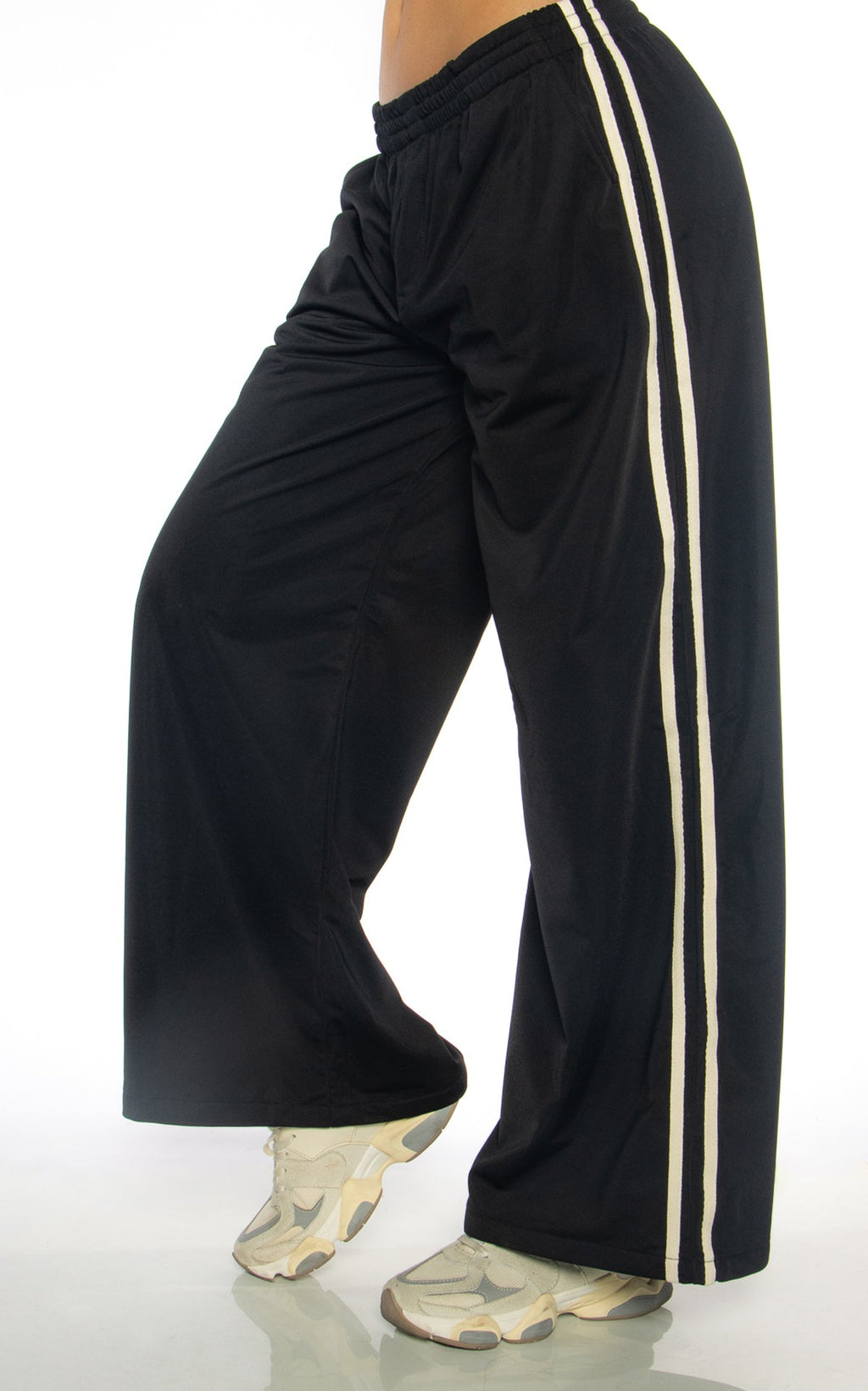 Pantalón Negro Líneas Laterales