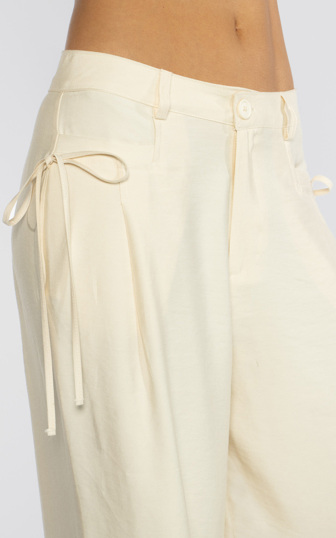 Pantalon Crema Con Bolsillo Ribete