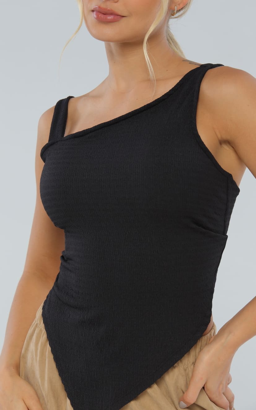 Blusa Negra Asimétrica