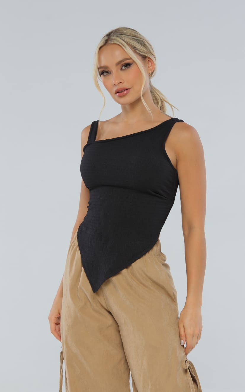 Blusa Negra Asimétrica