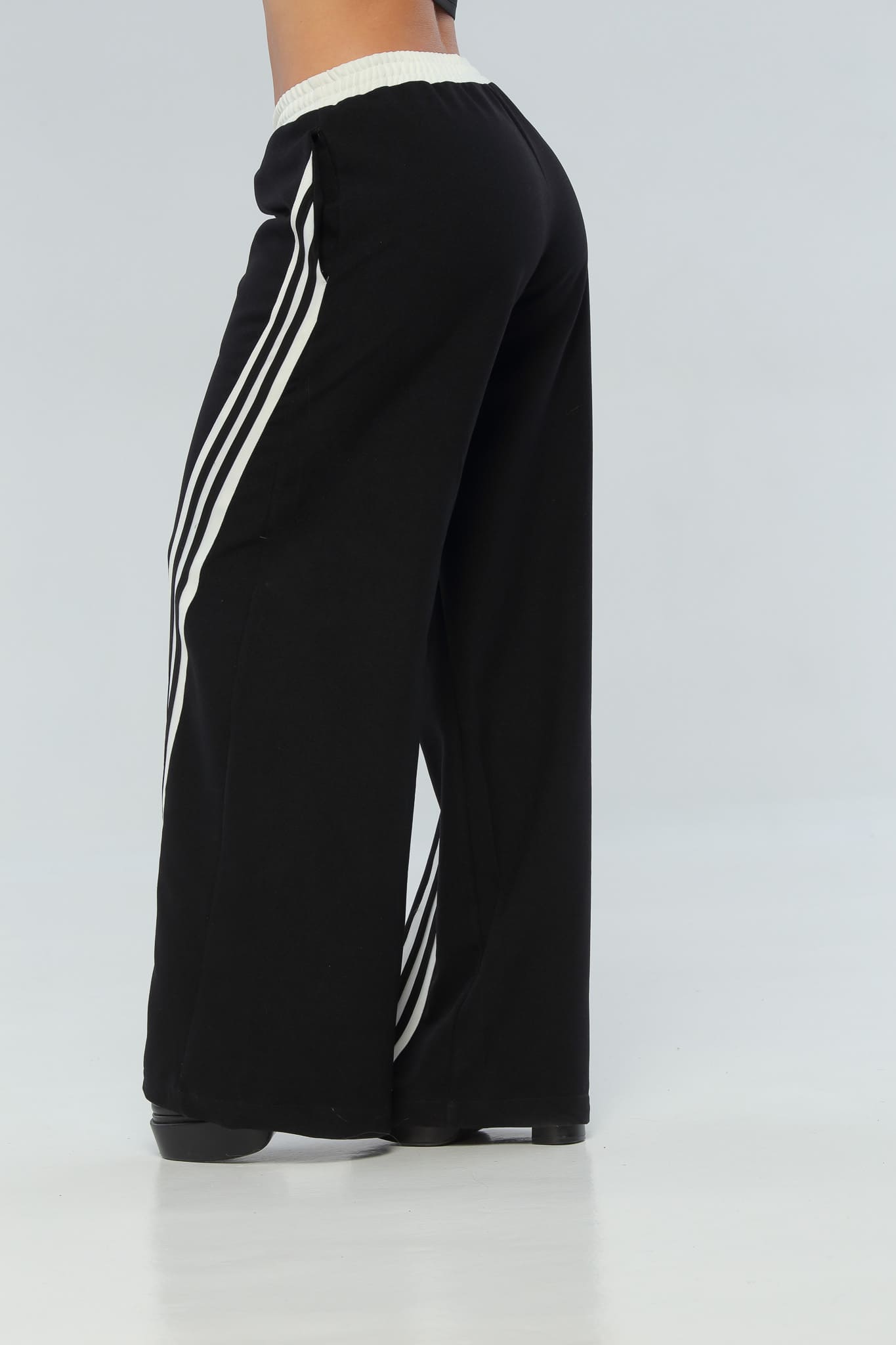 Pantalón Negro Líneas Marfil
