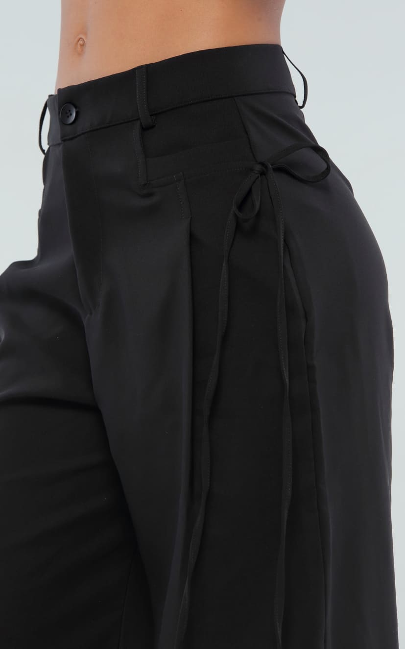 Pantalón Negro Con Tiras