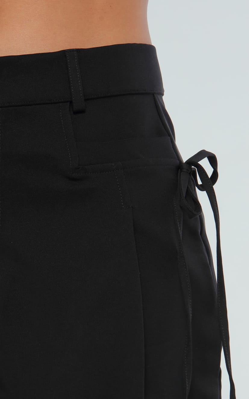 Pantalón Negro Con Tiras