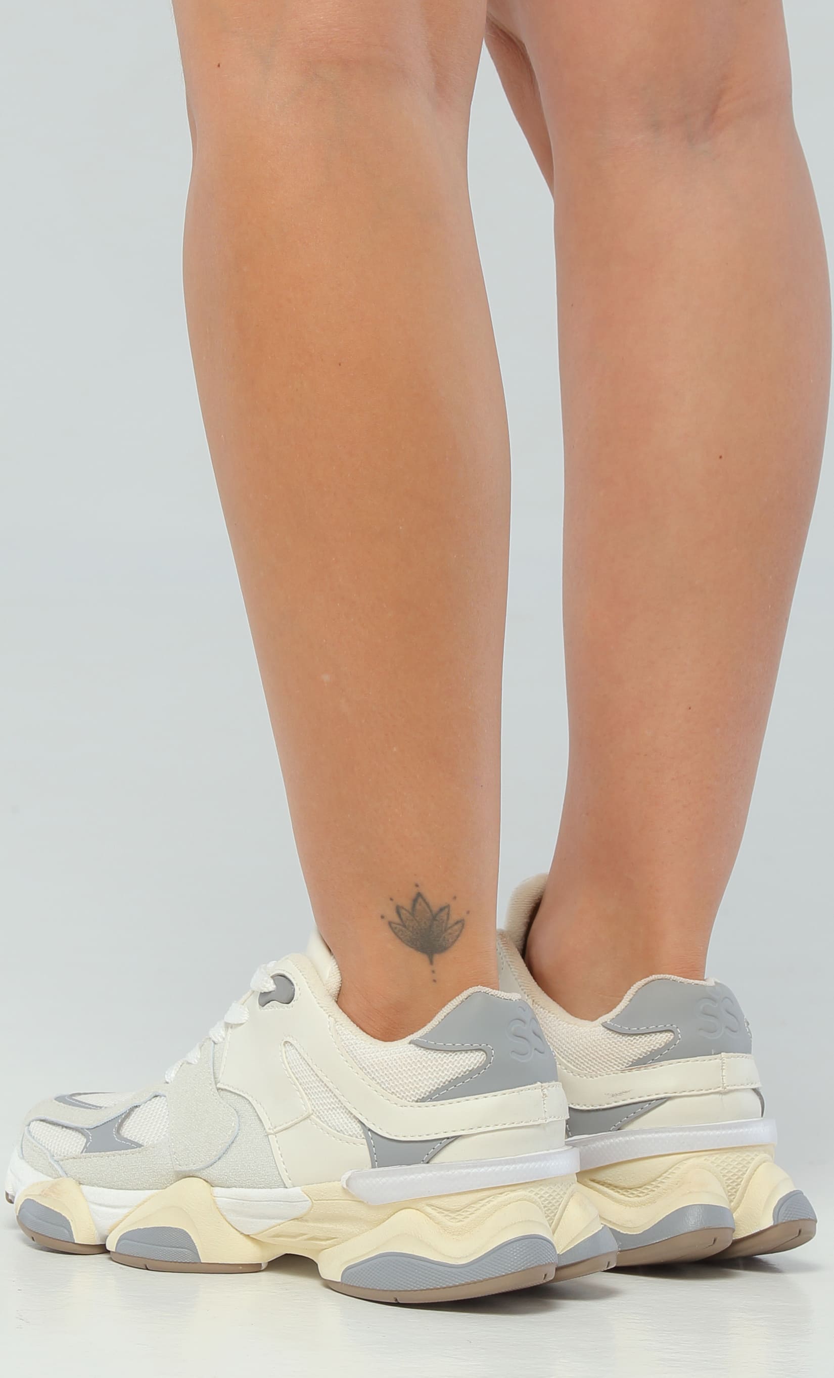 Tenis Deportivos Marfil/Gris
