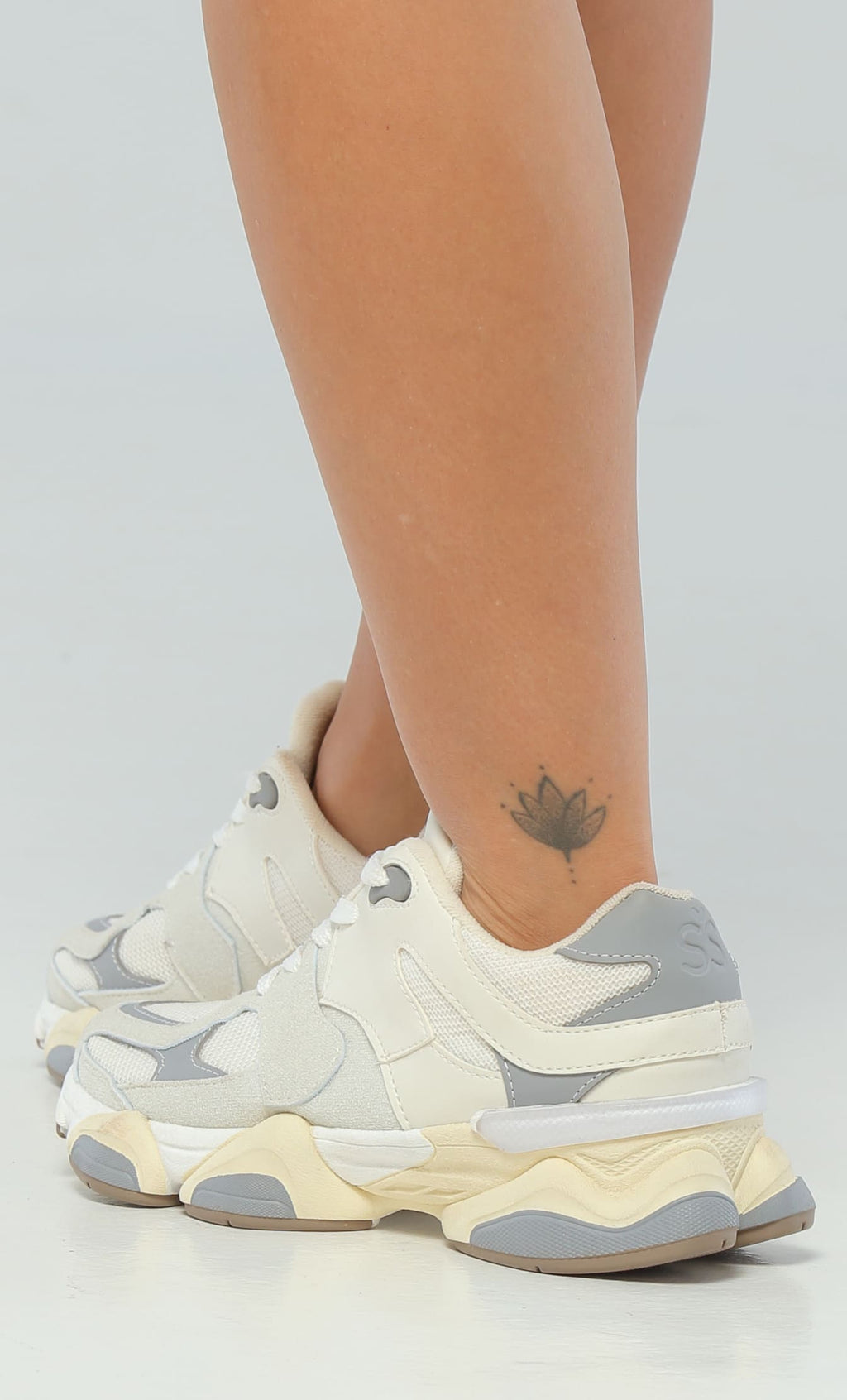 Tenis Deportivos Marfil/Gris